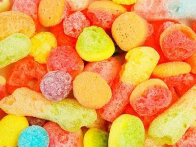 การระเบิดของรสเปรี้ยว หวาน และฟรุ๊ตตี้: ลูกอมแห้งแช่แข็งที่ดีที่สุด